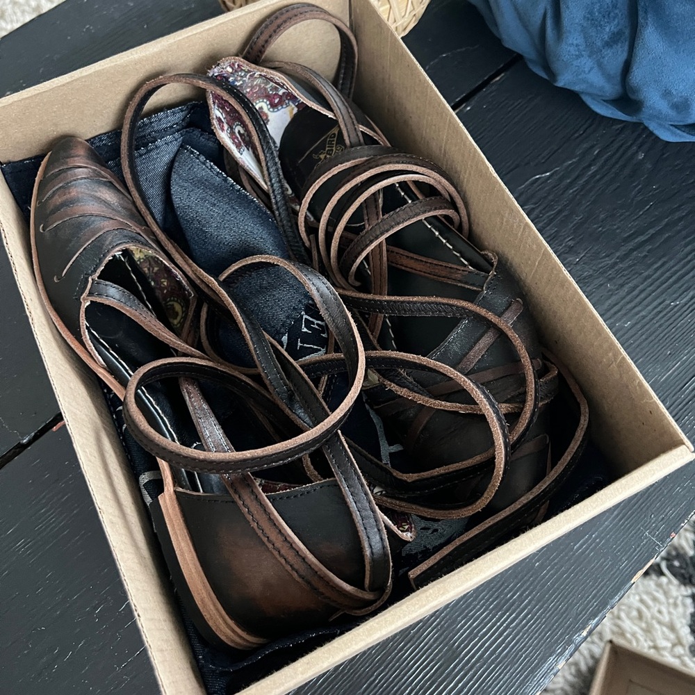 Freebird By Steven Eryn Distressed Black/Brown  Lace Up Ballet Leather Flats 9 - Picture 13 of 14